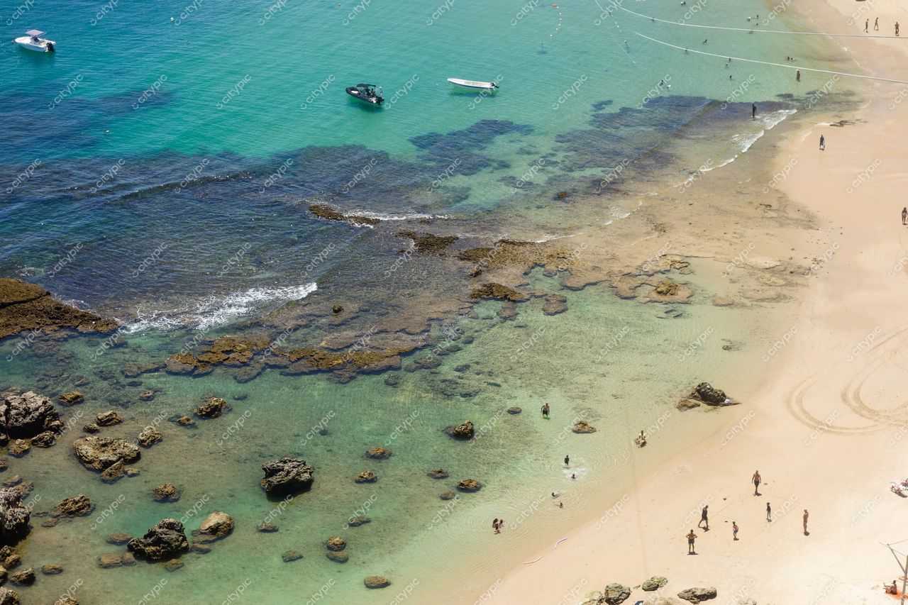 Morro de São Paulo, Bahia vista aérea da praia com águas cristalinas e pessoas caminhando na areia clara