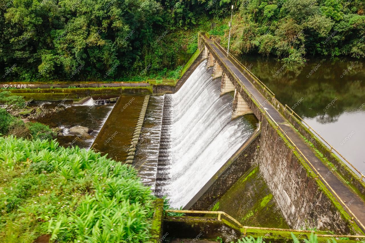 Morretes, Paraná em dia nublado com represa e cascata rodeada por vegetação densa e relevo montanhoso