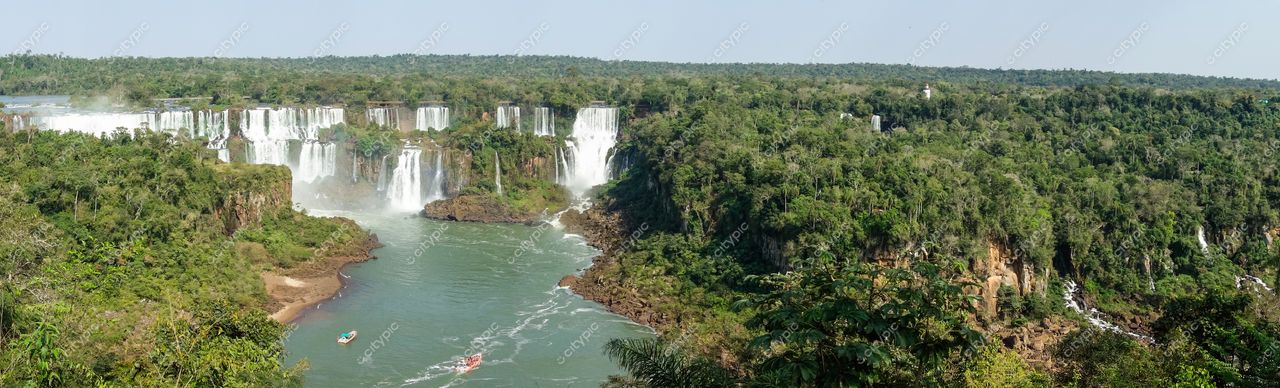 Foz do Iguaçu, Paraná vista panorâmica das Cataratas com vegetação densa e relevo acidentado sob luz natural do dia