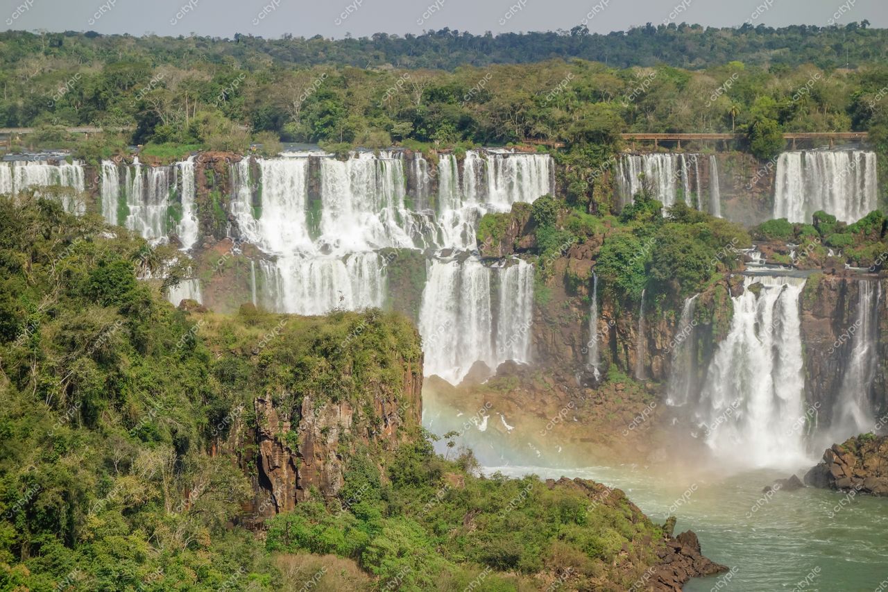 Foz do Iguaçu, Paraná, vista das Cataratas com vegetação densa e relevo acidentado sob luz natural intensa
