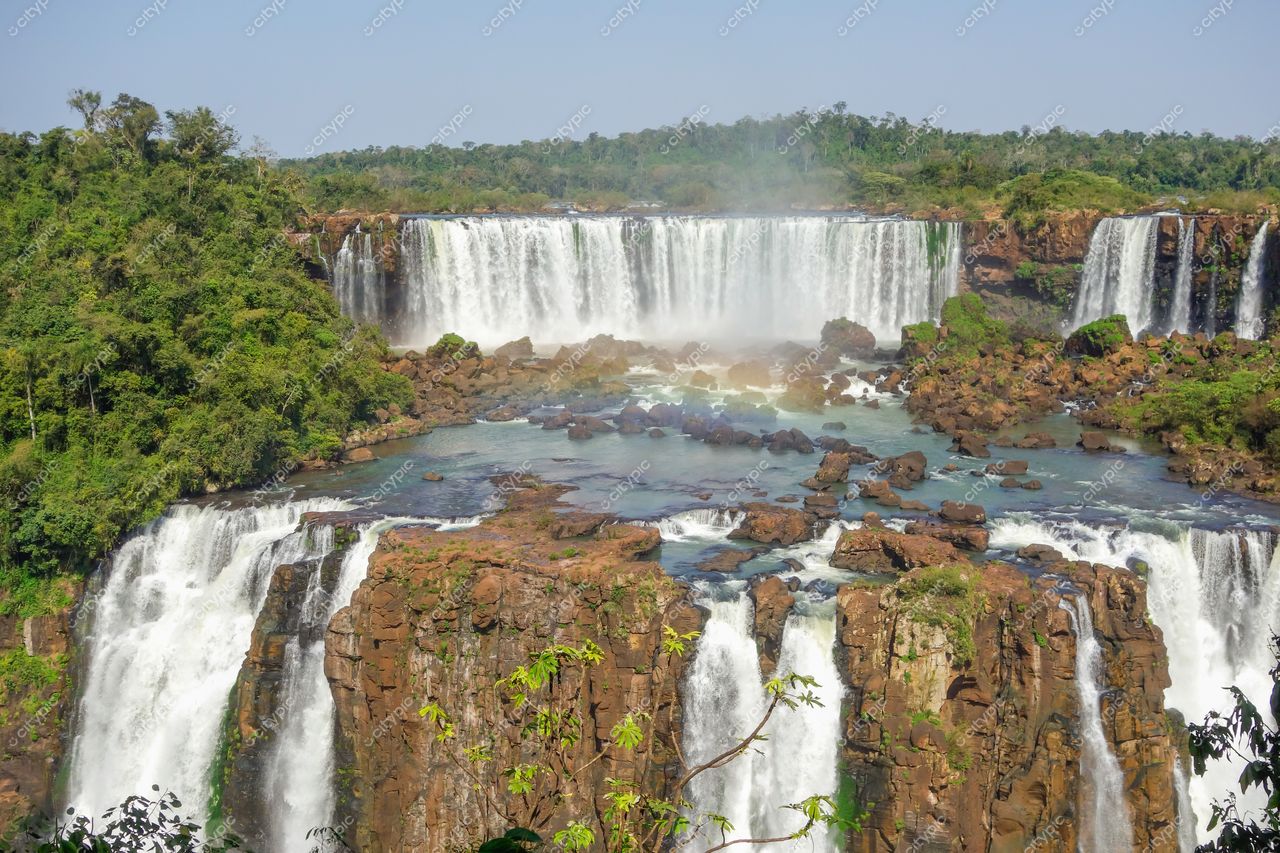 Foz do Iguaçu, Paraná em dia ensolarado com quedas d’água e vegetação tropical exuberante ao redor