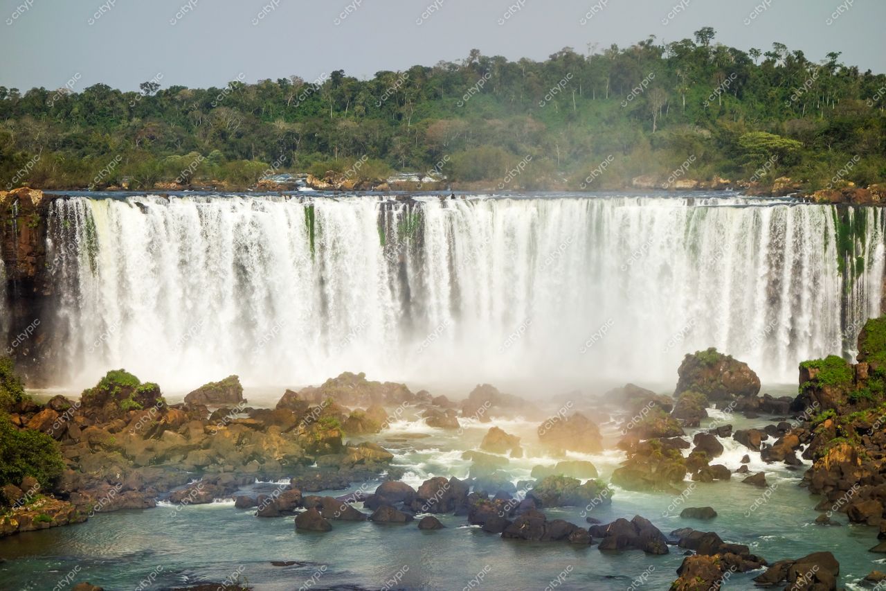Foz do Iguaçu, Paraná, vista das Cataratas com vegetação tropical densa e iluminação suave durante o dia