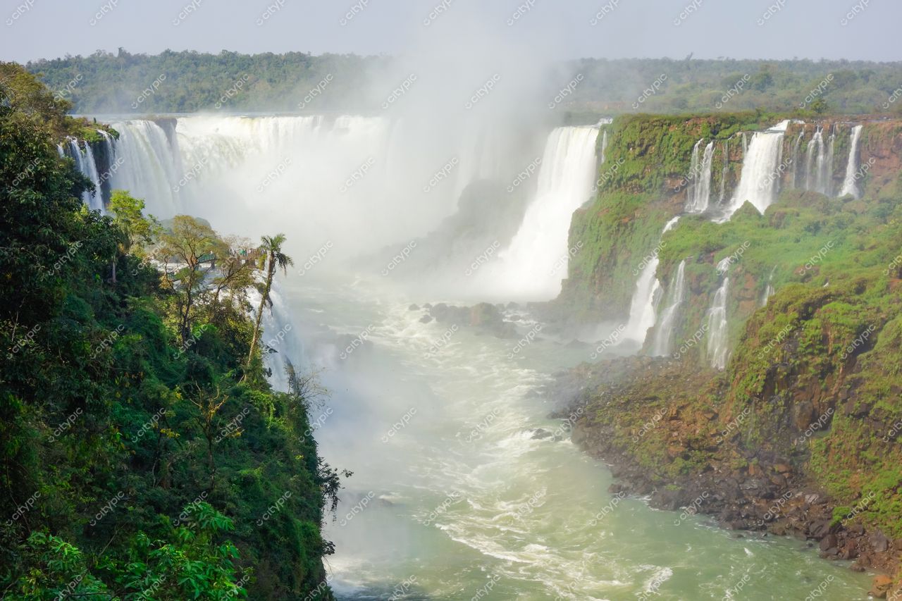 Foz do Iguaçu, Paraná, captura das Cataratas com vegetação densa e relevo escarpado sob céu claro e iluminação natural