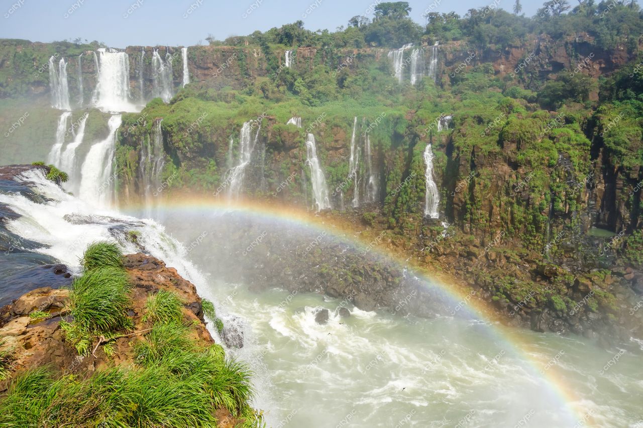 Foz do Iguaçu, Paraná, captura das Cataratas com arco-íris e vegetação densa sob luz natural do dia