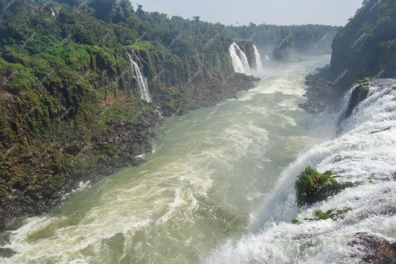 Foz do Iguaçu, Paraná, vista das Cataratas em dia claro com vegetação exuberante e quedas d’água em destaque