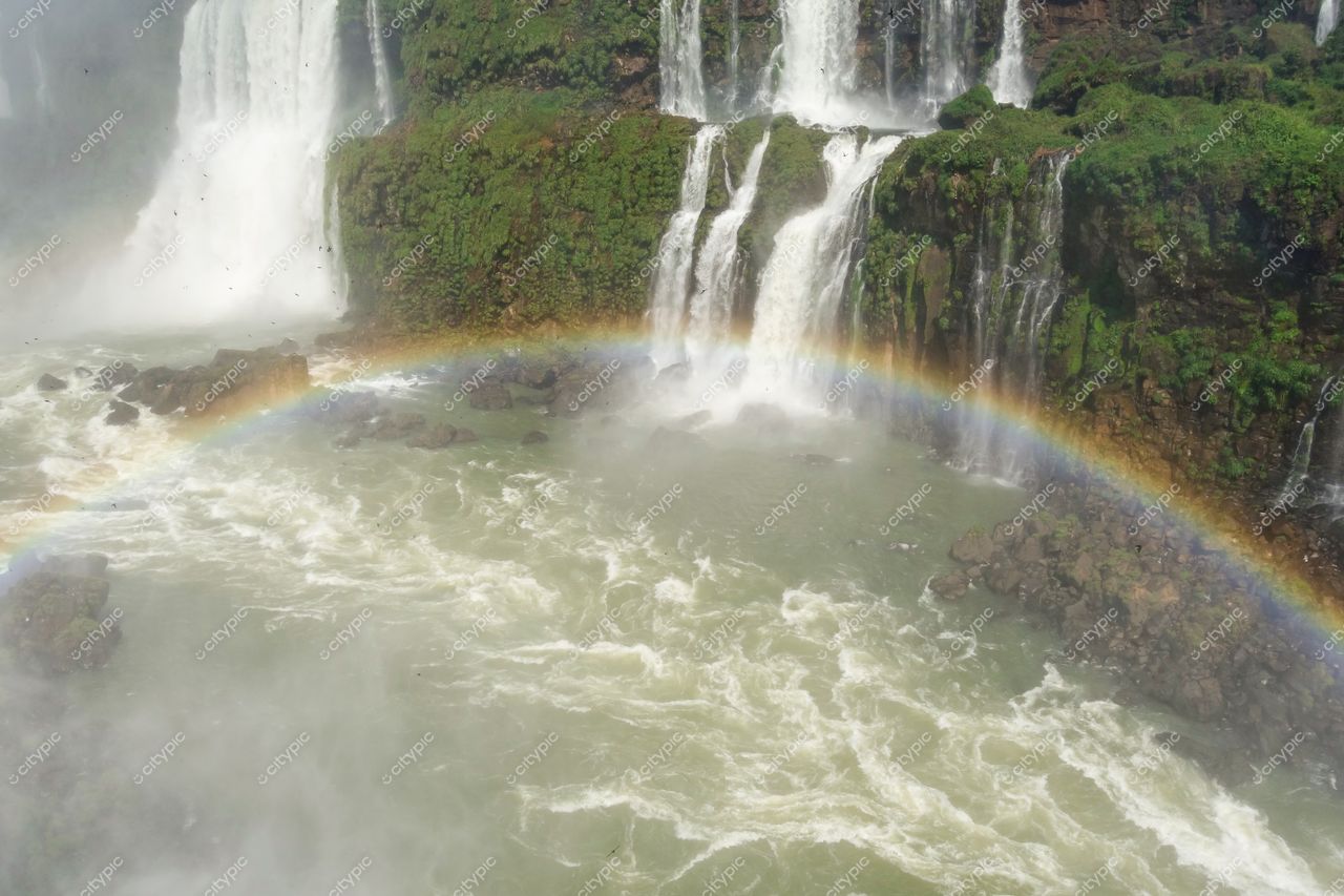 Foz do Iguaçu, Paraná, captura das Cataratas com arco-íris e vegetação exuberante em dia ensolarado