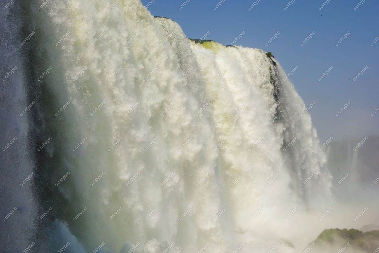 Foz do Iguaçu, Paraná em dia ensolarado com intensa queda d’água e vegetação exuberante ao redor