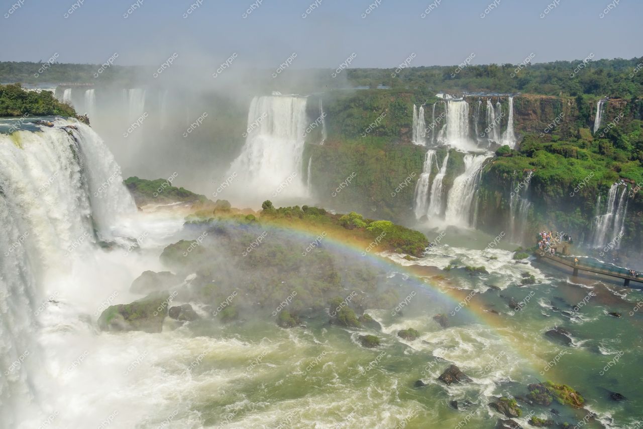 Foz do Iguaçu, Paraná, Cataratas do Iguaçu com arco-íris e vegetação exuberante em dia ensolarado