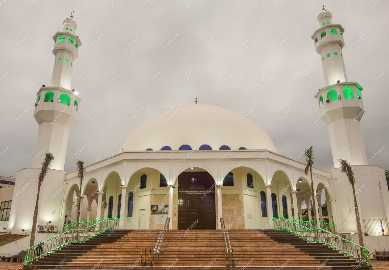 Foz do Iguaçu, Paraná, mesquita contemporânea com cúpula grande e minaretes iluminados em dia nublado