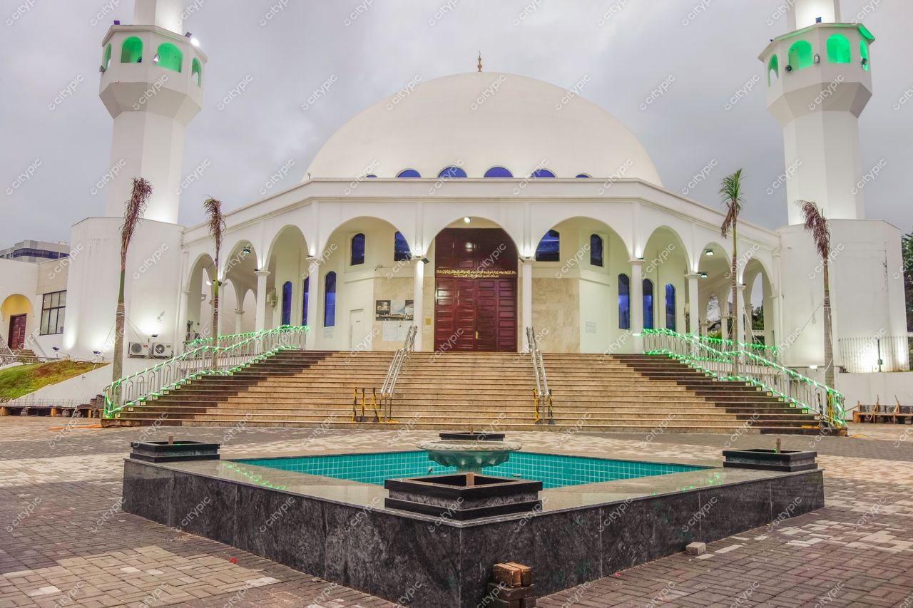 Foz do Iguaçu, Paraná, mesquita moderna com cúpula branca e minaretes verdes ao entardecer com vegetação ao redor
