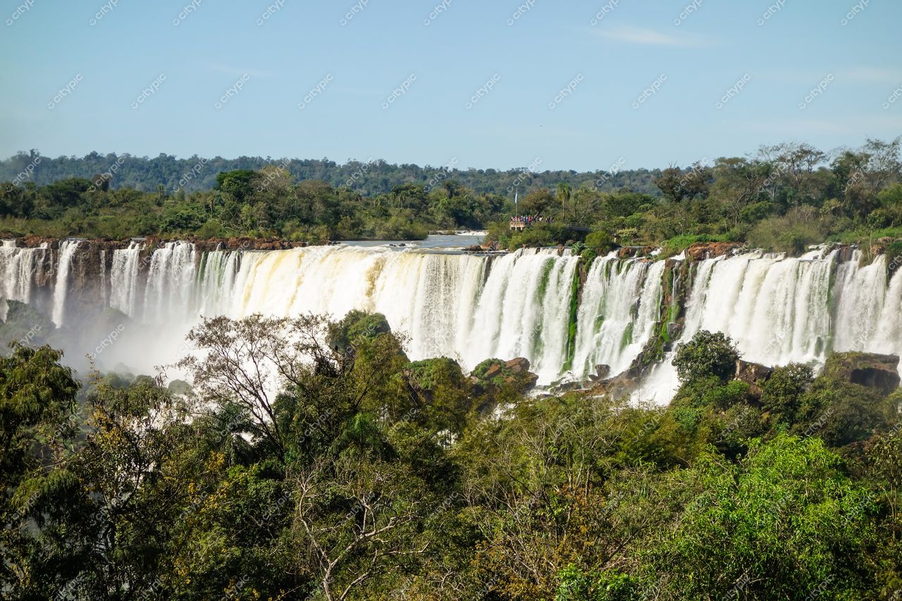 Foz do Iguaçu, Paraná, vista das Cataratas com vegetação densa e céu claro em iluminação natural