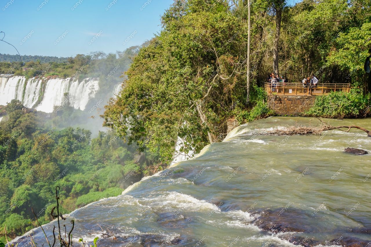 Foz do Iguaçu, Paraná vista das Cataratas com mirante de madeira e vegetação exuberante sob luz natural do dia