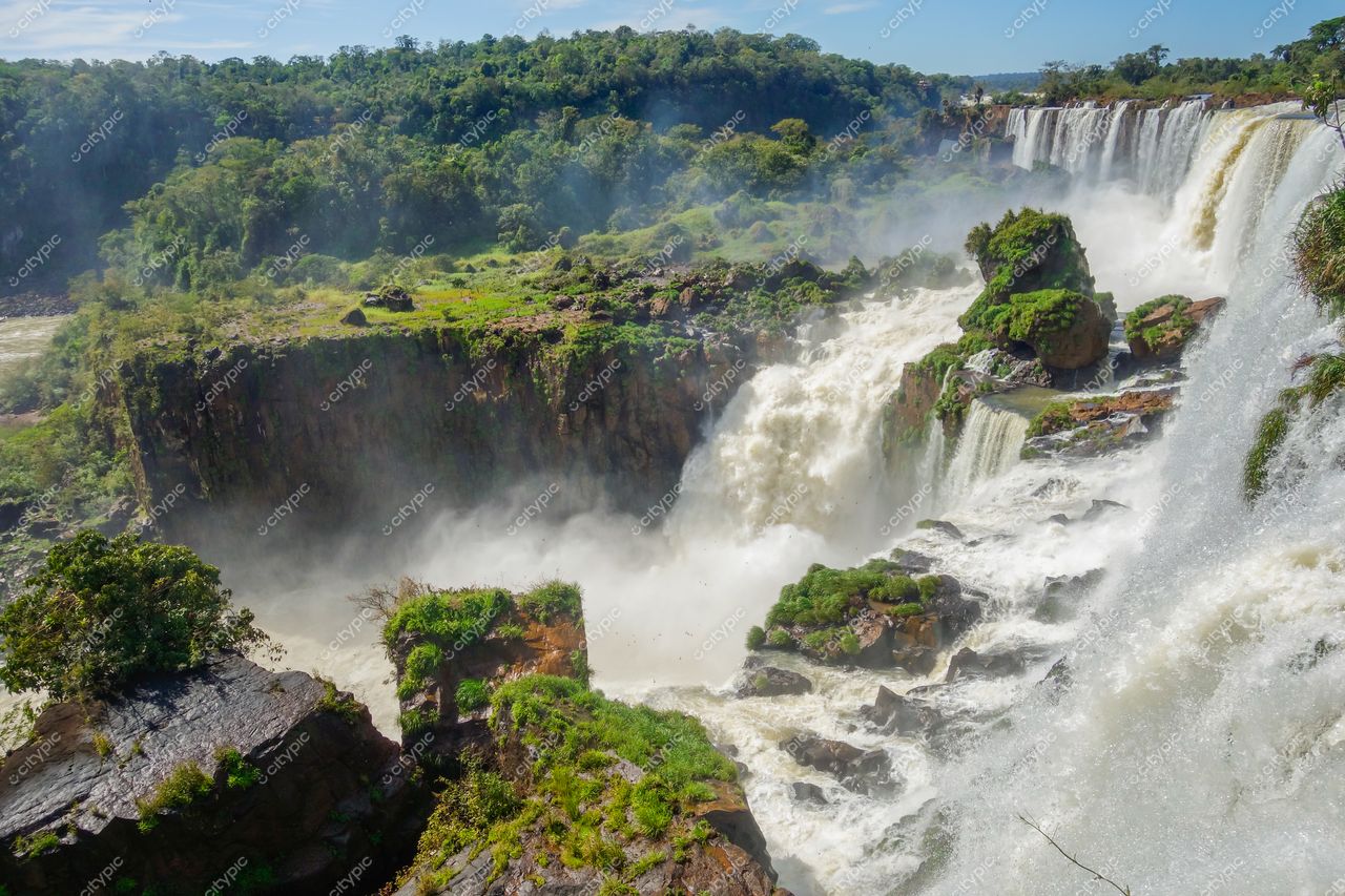 Foz do Iguaçu, Paraná, captura das Cataratas com vegetação exuberante e névoa em iluminação diurna detalhada