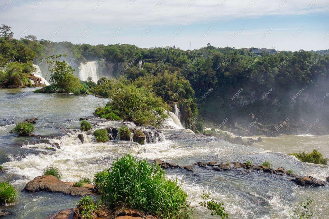 Foz do Iguaçu, Paraná vista panorâmica das Cataratas com intensa queda d’água e vegetação densa em dia claro