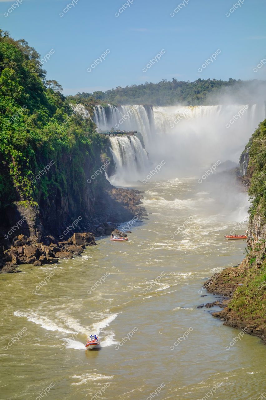 Foz do Iguaçu, Paraná, vista das Cataratas com embarcações e vegetação tropical em dia ensolarado