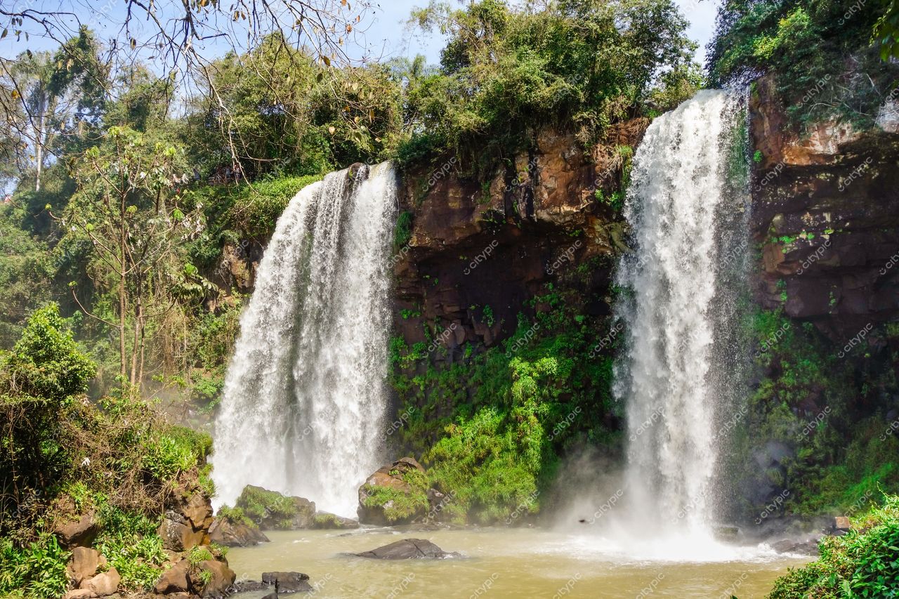 Foz do Iguaçu, Paraná, cascatas imponentes cercadas por vegetação tropical e relevo acidentado em luz natural diurna