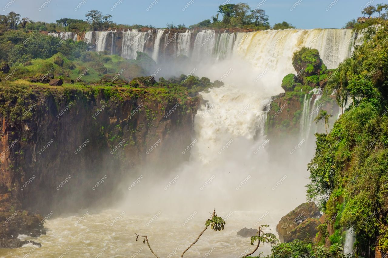 Foz do Iguaçu, Paraná, captura das Cataratas com vegetação exuberante e névoa em iluminação natural durante o dia