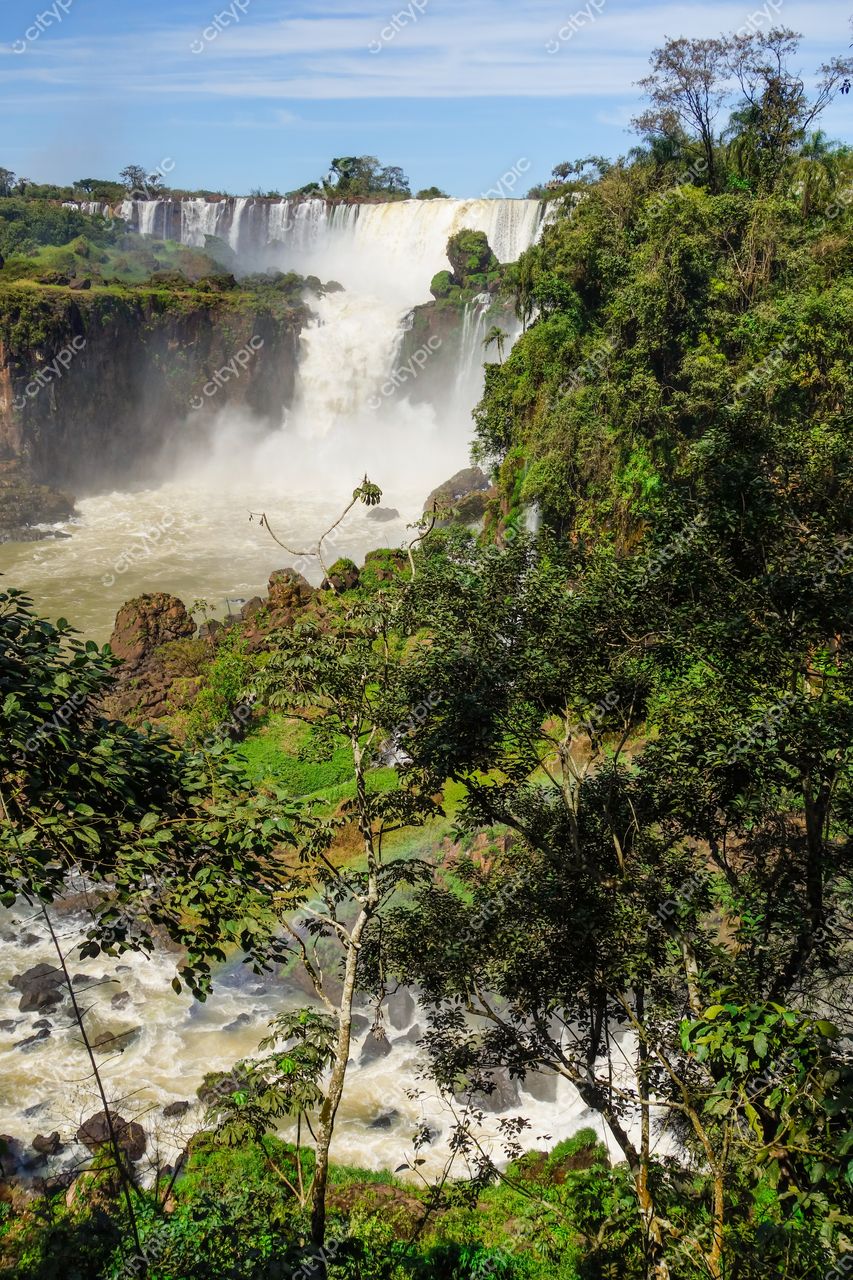 Foz do Iguaçu, Paraná vista das Cataratas com vegetação densa e luz natural destacando a força da água