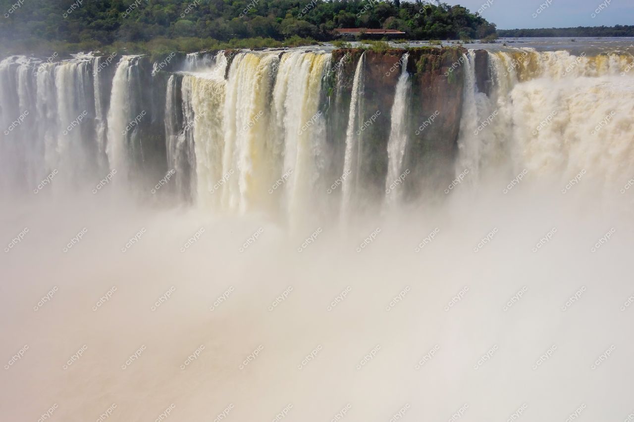 Foz do Iguaçu, Paraná, Cataratas do Iguaçu em dia claro com neblina e vegetação verdejante ao redor
