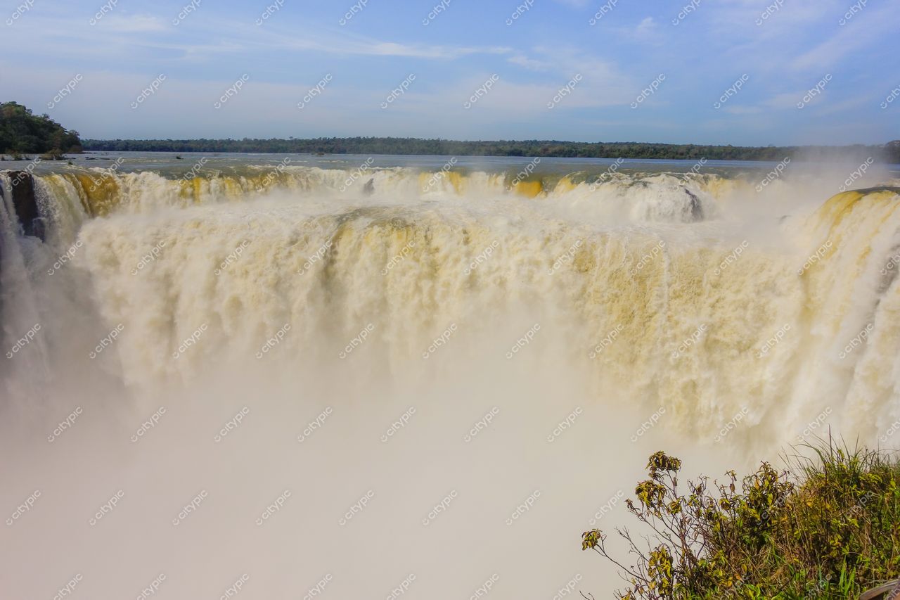 Foz do Iguaçu, Paraná em dia claro com nuvens dispersas e vegetação densa ao redor das cataratas
