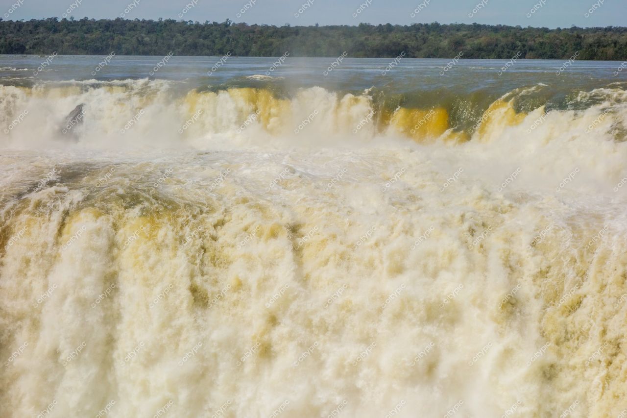 Foz do Iguaçu, Paraná, captura das Cataratas com vegetação densa e céu azul em iluminação diurna clara