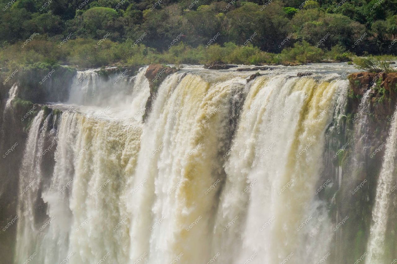 Foz do Iguaçu, Paraná, vista das Cataratas com vegetação densa e luz natural destacando a força das águas