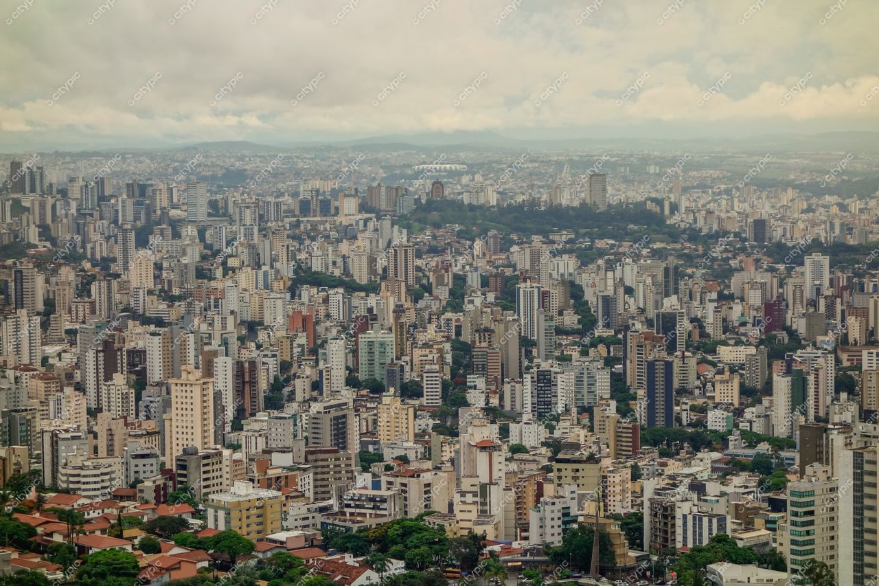 Belo Horizonte, Minas Gerais com céu nublado e iluminação suave sobre arranha-céus e áreas verdes intercaladas