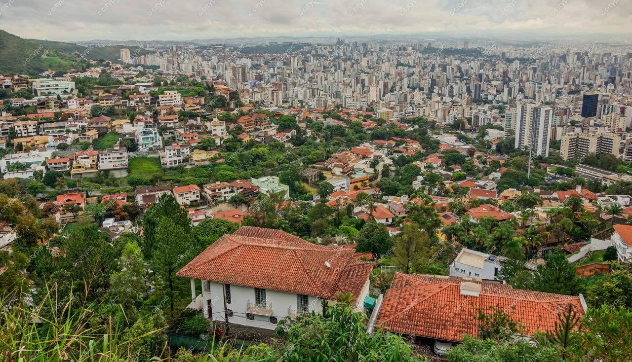 Belo Horizonte, Minas Gerais, vista panorâmica em dia nublado com casas de telhado vermelho e vegetação abundante