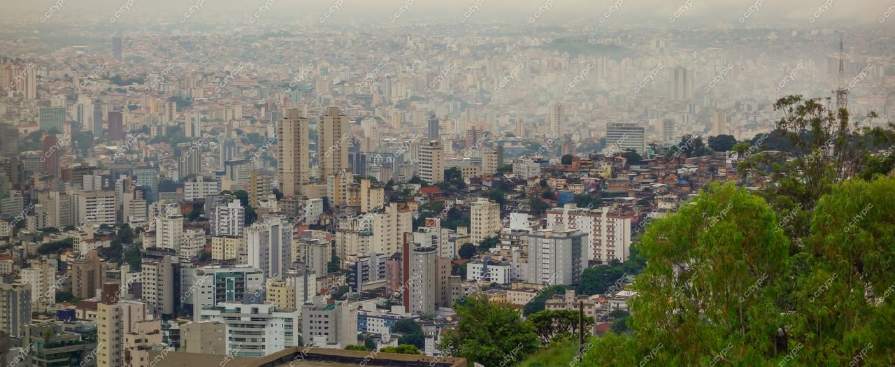 Belo Horizonte, Minas Gerais, vista panorâmica ao amanhecer com neblina e contraste entre edifícios modernos e antigos