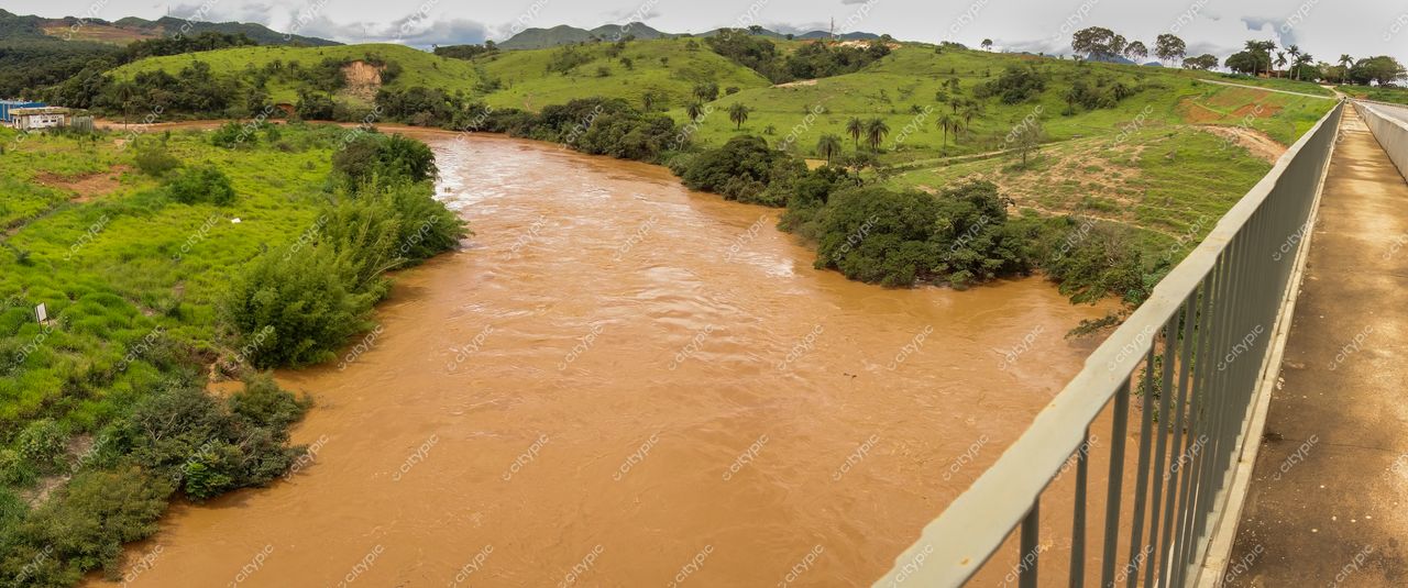 Brumadinho, Minas Gerais, trecho do rio com águas marrons e vegetação densa sob céu nublado e relevo montanhoso