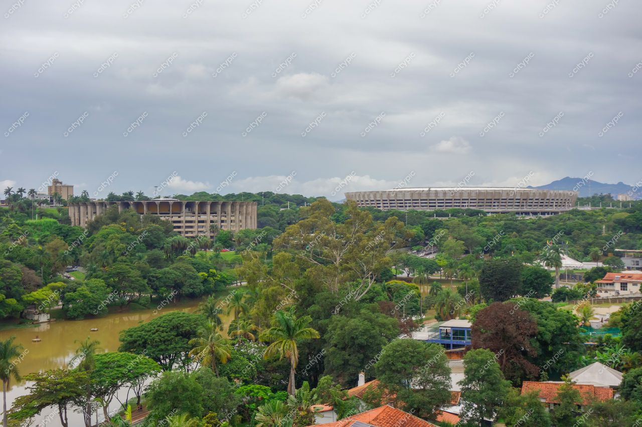 Belo Horizonte, Minas Gerais com vegetação exuberante e céu nublado destacando estádio e complexo em ruínas