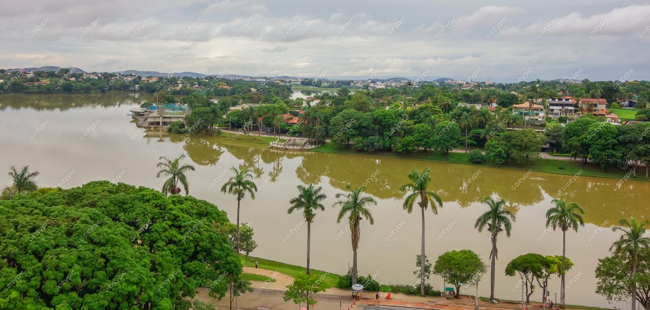Belo Horizonte, Minas Gerais vista aérea da lagoa com vegetação verde e casas residenciais sob céu nublado