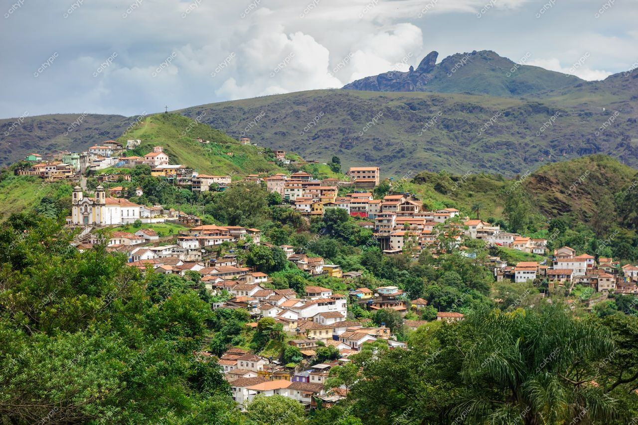 Ouro Preto, Minas Gerais vista panorâmica ao amanhecer com arquitetura colonial e relevo montanhoso verdejante ao fundo