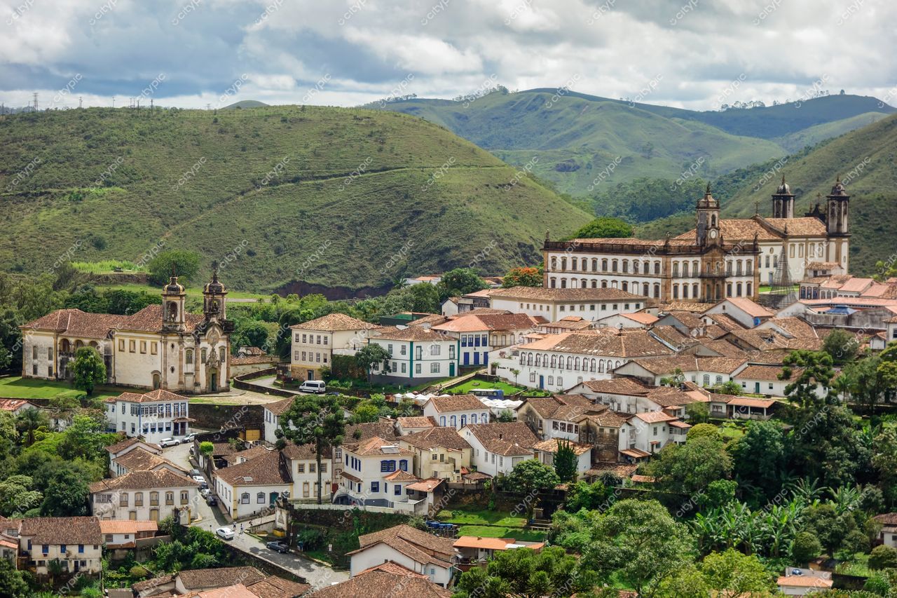 Ouro Preto, Minas Gerais com vista panorâmica de casas coloniais e igreja histórica em dia ensolarado e montanhas ao fundo