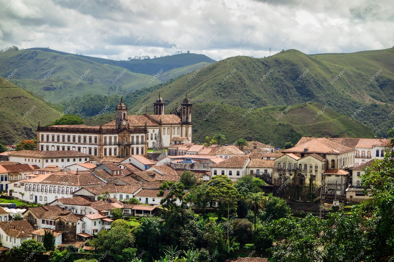 Ouro Preto, Minas Gerais, vista panorâmica com arquitetura colonial e montanhas verdes sob céu parcialmente nublado