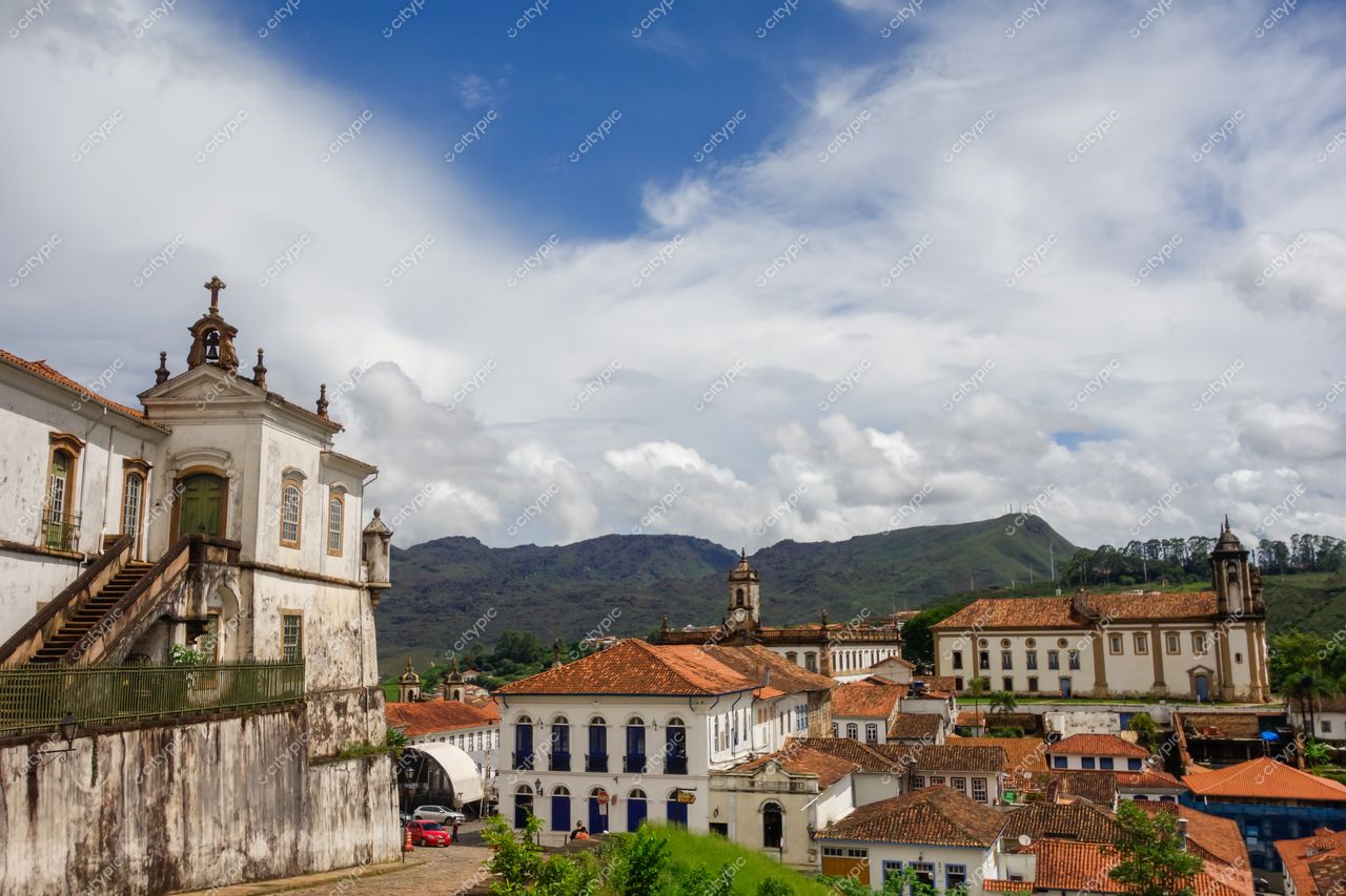 Ouro Preto, Minas Gerais vista panorâmica em dia ensolarado com arquitetura colonial e montanhas verdes ao fundo