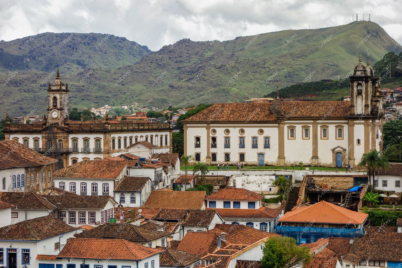 Ouro Preto, Minas Gerais com céu nublado e relevo montanhoso destacando a arquitetura colonial e detalhes do centro histórico