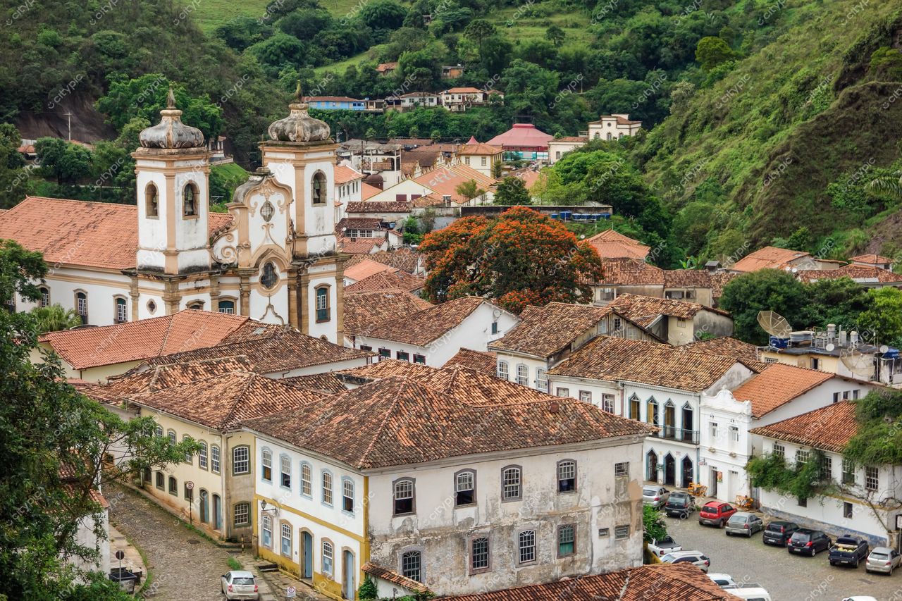 Ouro Preto, Minas Gerais com vista panorâmica em dia nublado destacando igrejas barrocas e vegetação montanhosa