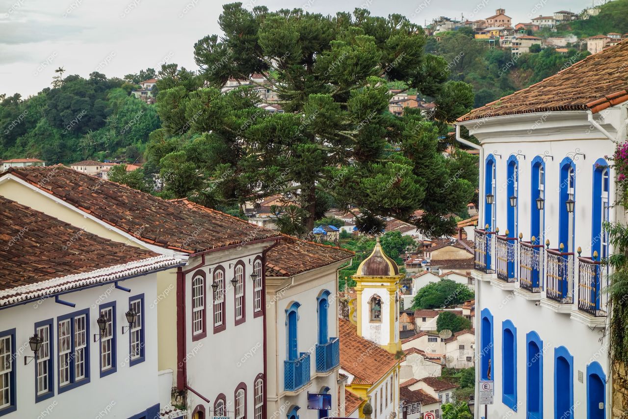 Ouro Preto, Minas Gerais com arquitetura colonial em dia nublado e torre de igreja com cúpula dourada ao centro