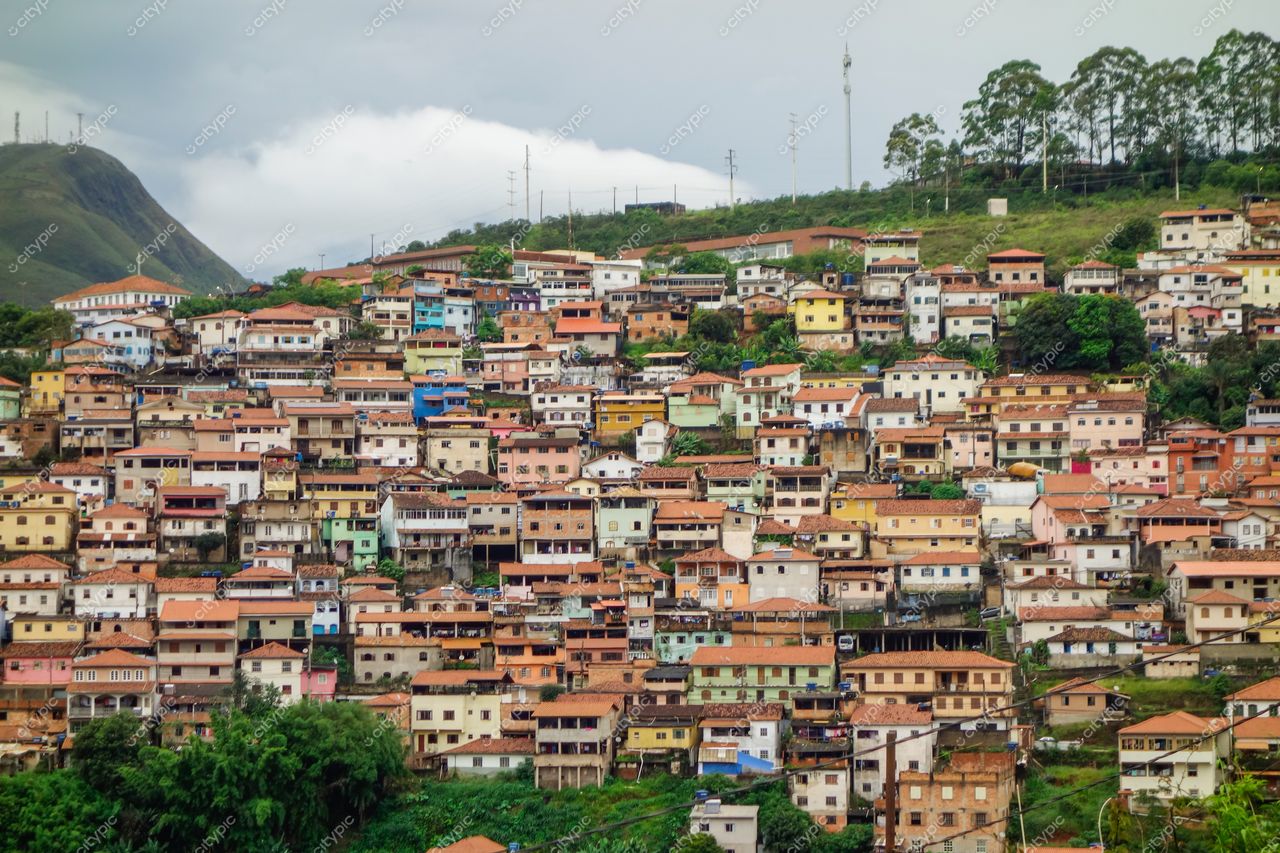 Ouro Preto, Minas Gerais vista panorâmica de casas coloniais em encosta montanhosa com céu nublado e vegetação densa