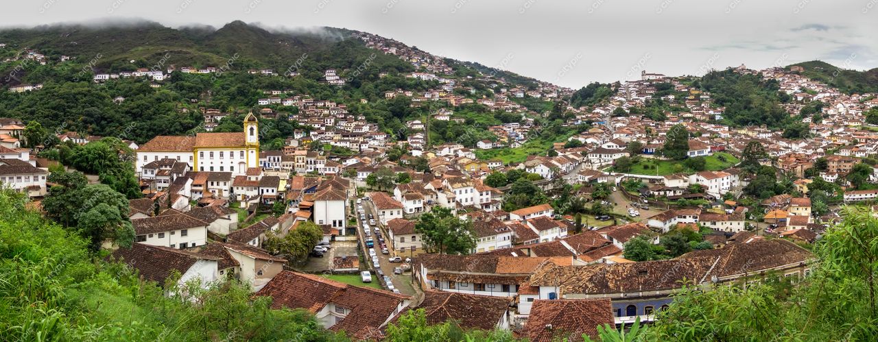Ouro Preto, Minas Gerais com vista panorâmica das casas coloniais e torre do relógio em dia nublado