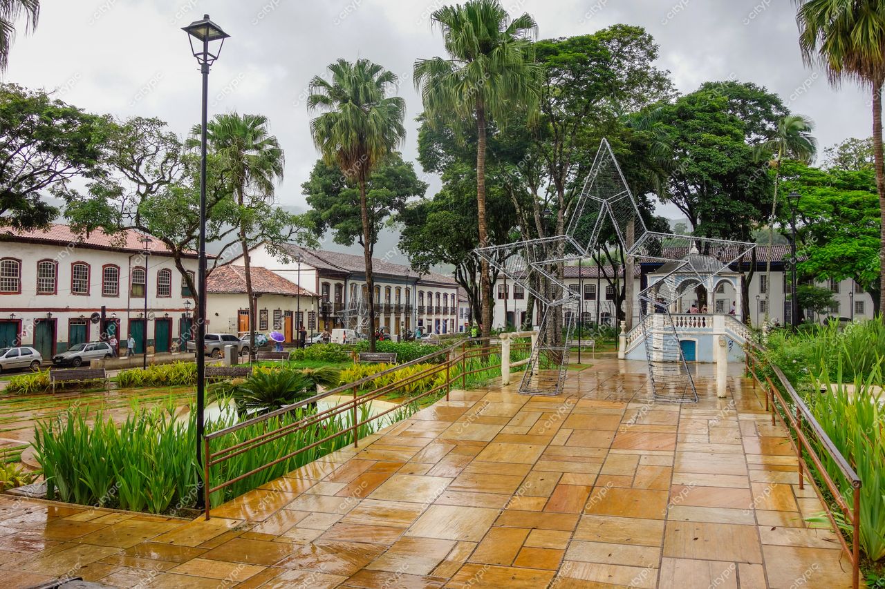 Mariana, Minas Gerais, vista da Praça com céu nublado, pavimento de pedras e fachadas coloniais ao fundo