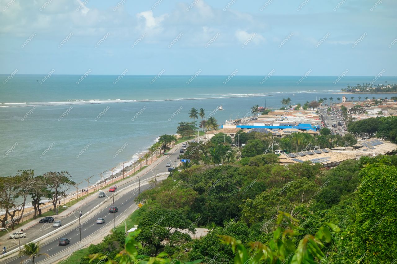 Porto Seguro, Bahia vista panorâmica da costa com água azulada e vegetação densa em dia ensolarado