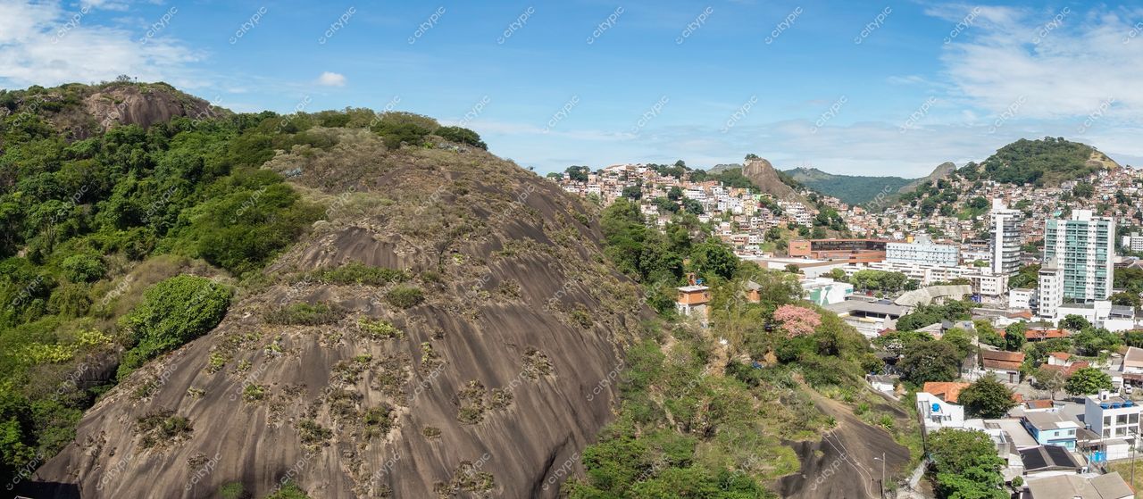 Vitória, Espírito Santo com vista panorâmica de colinas verdes e área urbana em dia ensolarado e claro
