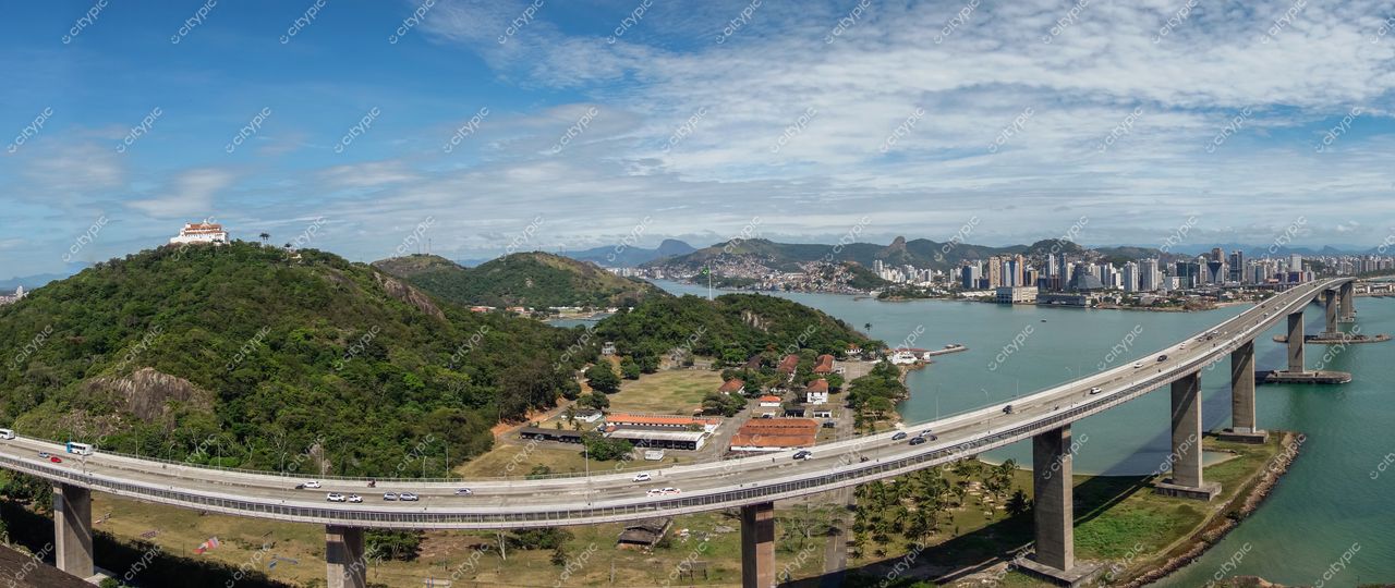 Vitória, Espírito Santo com vista panorâmica da arquitetura urbana e vegetação montanhosa em dia ensolarado e céu claro