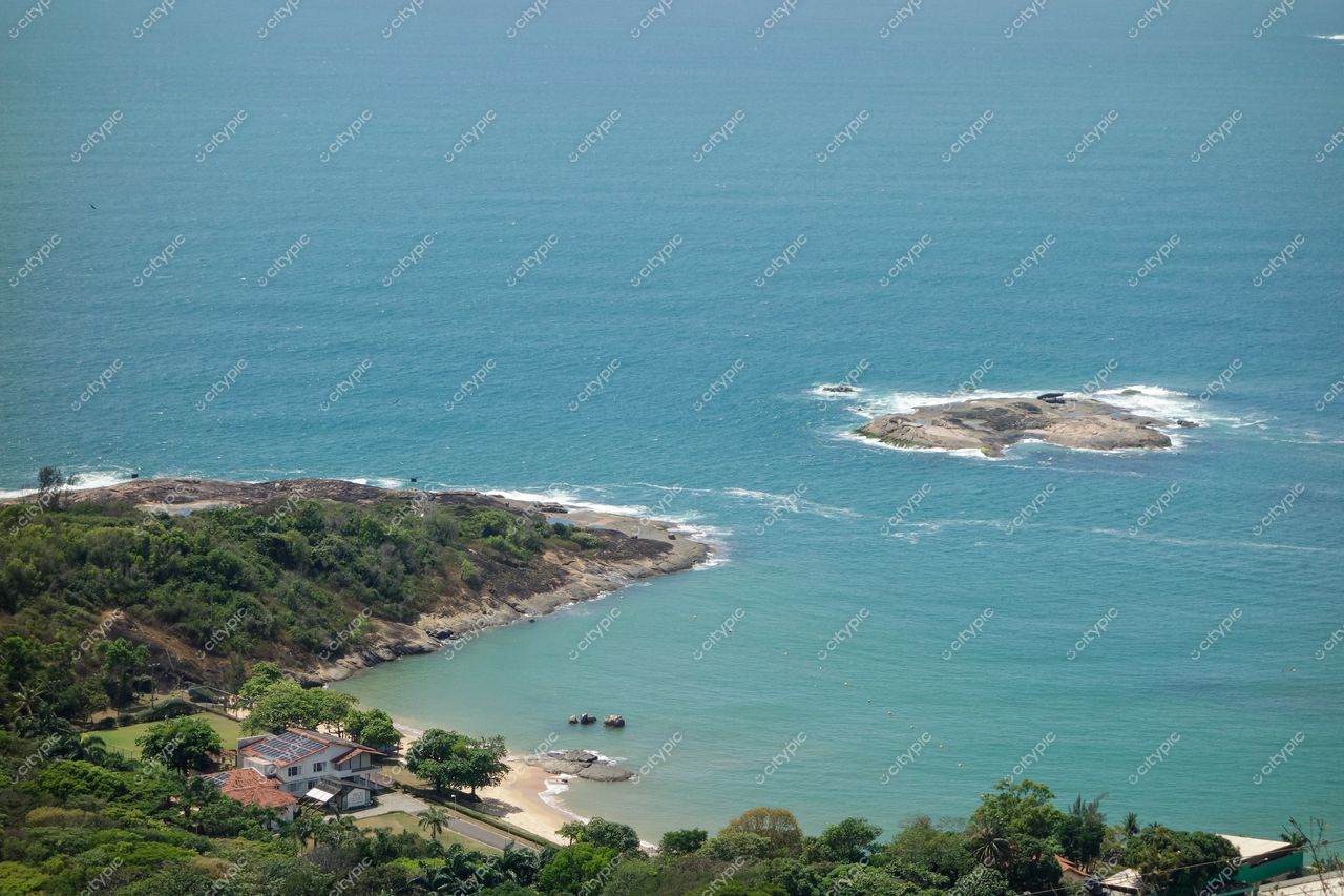 Vitória, Espírito Santo vista aérea da costa com vegetação exuberante e casa de telhado vermelho em primeiro plano