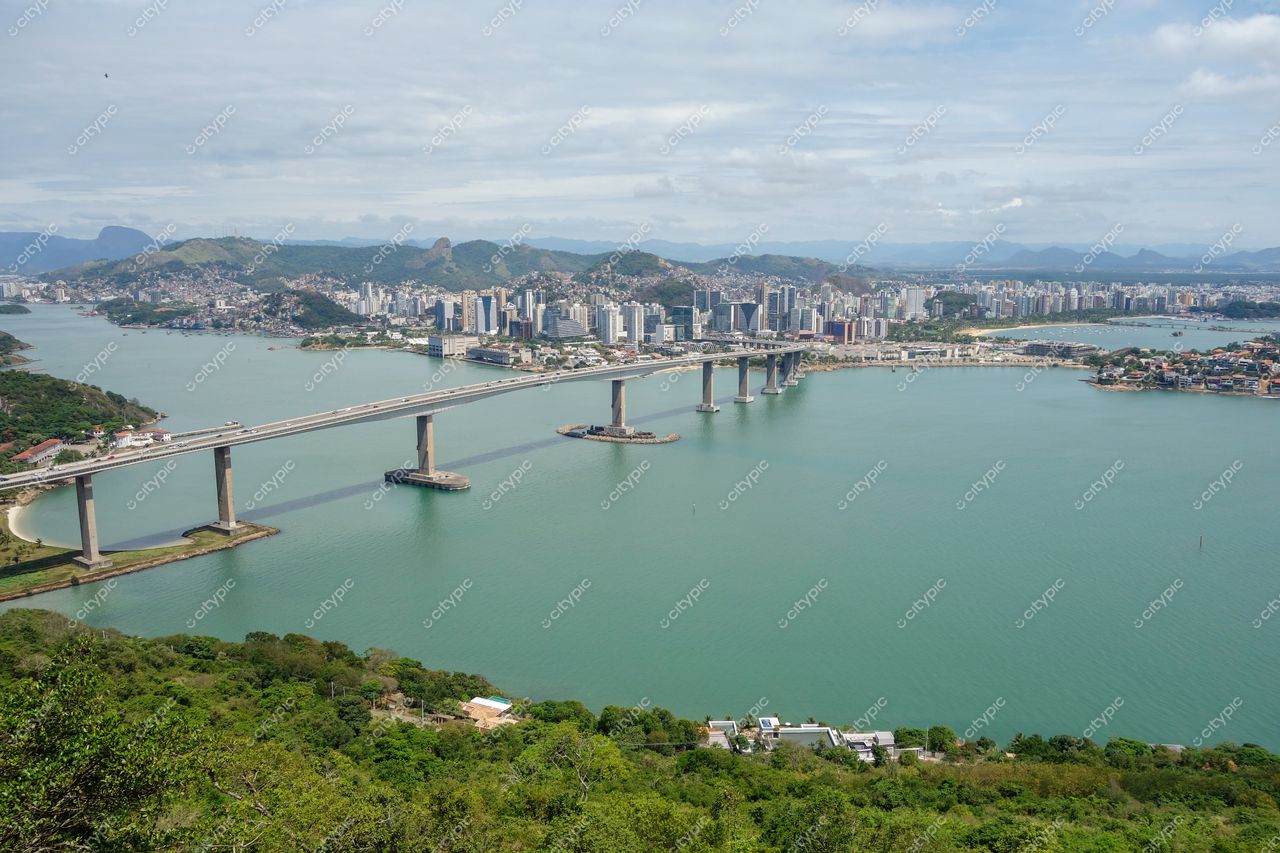 Vitória, Espírito Santo vista panorâmica com ponte sobre águas calmas e vegetação nas margens em dia claro