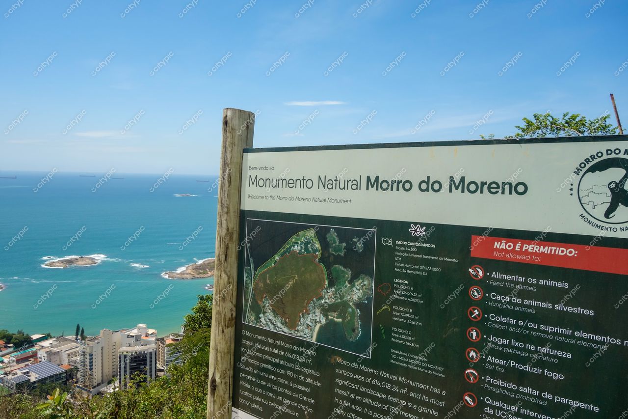 Vila Velha, Espírito Santo com painel do Morro do Moreno e vista clara do mar e vegetação ao redor