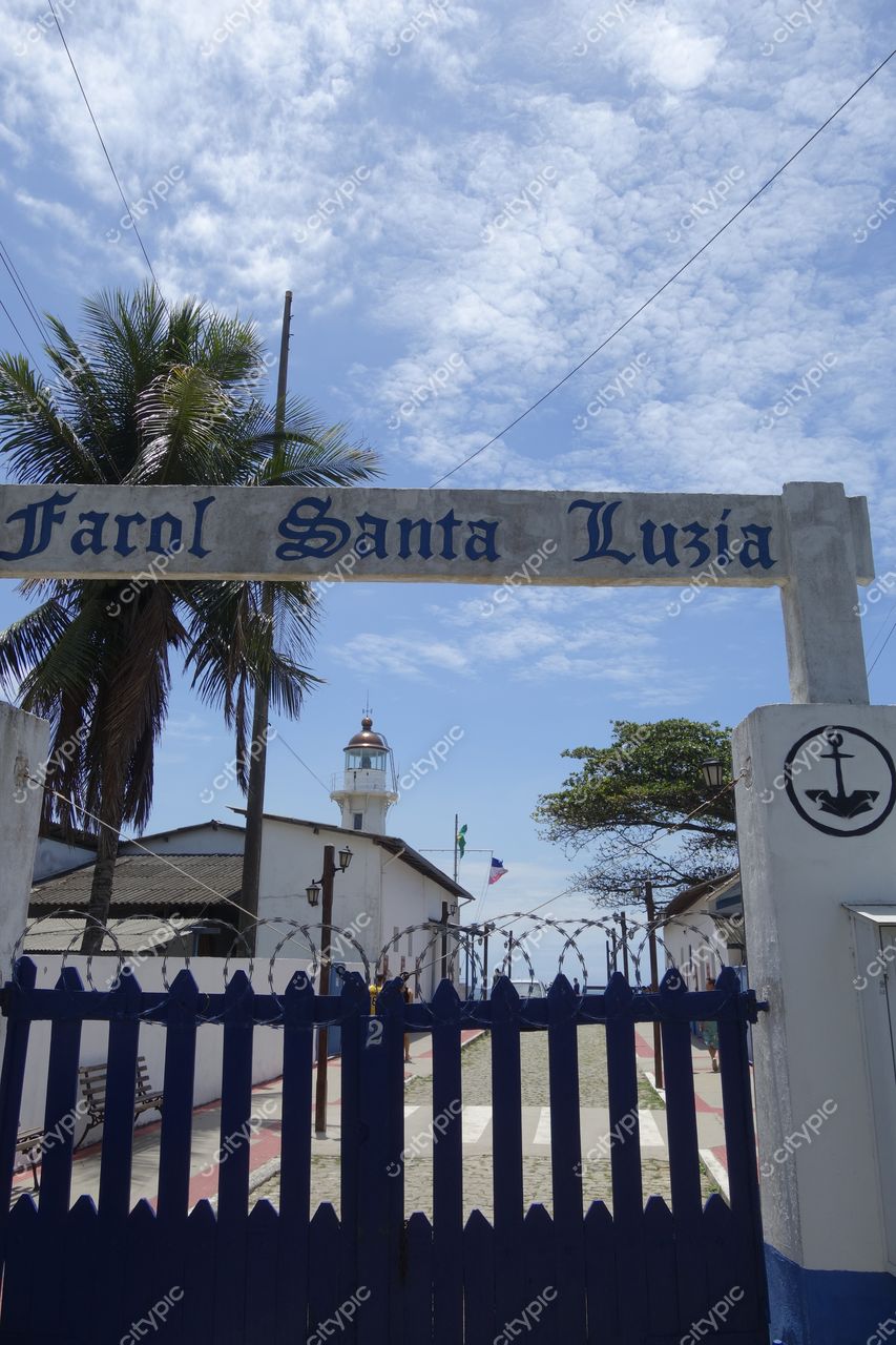 Vila Velha, Espírito Santo, Farol Santa Luzia com estrutura branca e dourada em dia claro e vegetação tropical ao fundo