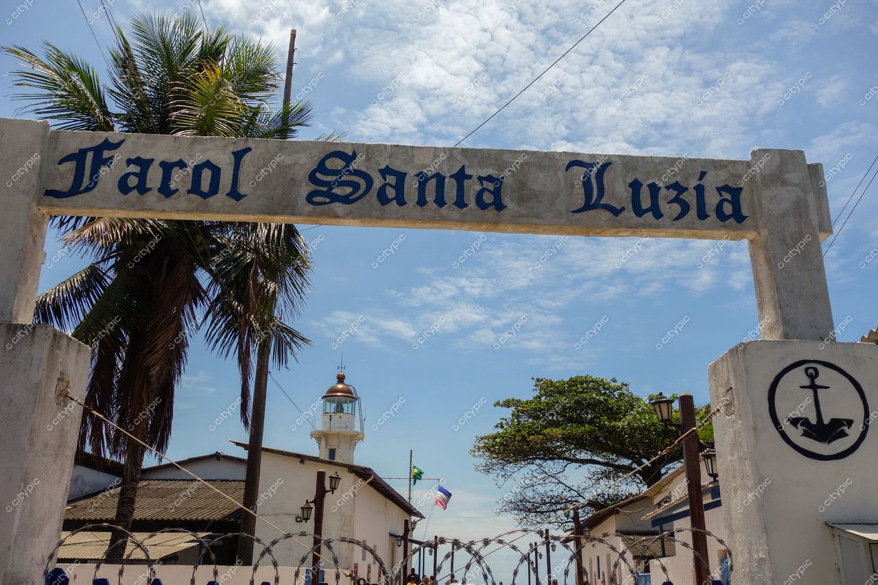 Vila Velha, Espírito Santo, portão de entrada do Farol Santa Luzia com vegetação tropical e céu claro